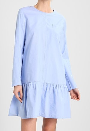 Hellblaues langärmeliges Kleid mit rundem Ausschnitt, Brusttasche und gerafftem Saum. Hergestellt aus glattem Stoff mit lässiger Passform.