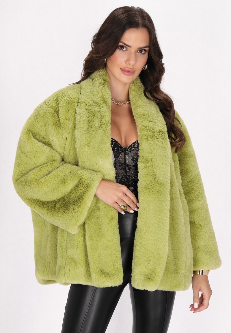 Cappotto in pelliccia sintetica verde lime con colletto ampio, vestibilità oversize e texture morbida, con spalle scese e tasche laterali.