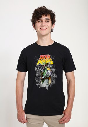 Camiseta negra con un diseño gráfico colorido de un personaje de Star Wars, con texto arriba que dice "STAR WARS" en letras negritas.
