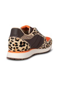 Zapatillas de leopardo con un lateral de cuero marrón, acentos naranjas, tejido texturizado y una suela de goma blanca con un diseño en el dibujo.