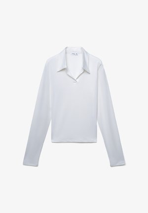 Camicia bianca a maniche lunghe con colletto, texture liscia, design cropped e senza motivi o decorazioni visibili.