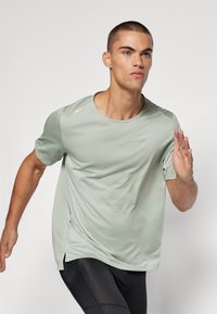 Nike Performance RISE - Camiseta deportiva - jade horizon/reflective silver