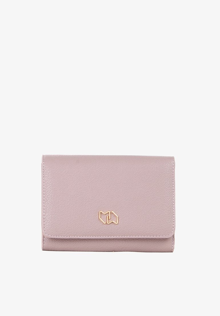 Portafoglio di pelle viola chiaro con finitura testurizzata, hardware dorato e logo geometrico. Presenta una chiusura a pattina e una forma rettangolare compatta.