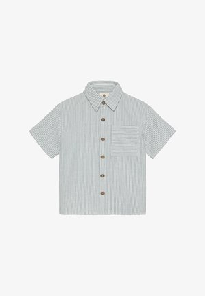 Camisa de manga corta con botones, con un patrón de rayas en azul claro y blanco, bolsillo en el pecho y botones marrones. Confeccionada con tela transpirable.