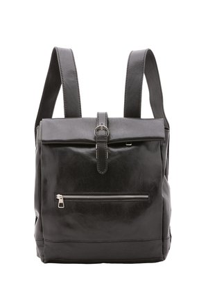 Zwarte lederen rugzak met een voorvakken met ritssluiting en een bovenklep die vastzit met een gesp, voorzien van twee schouderbanden.
