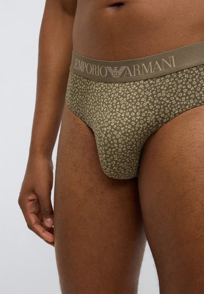 Zielone majtki w panterkę z beżowym elastycznym pasem z logo "EMPORIO ARMANI". Gładka faktura, dopasowany krój, minimalne krycie.