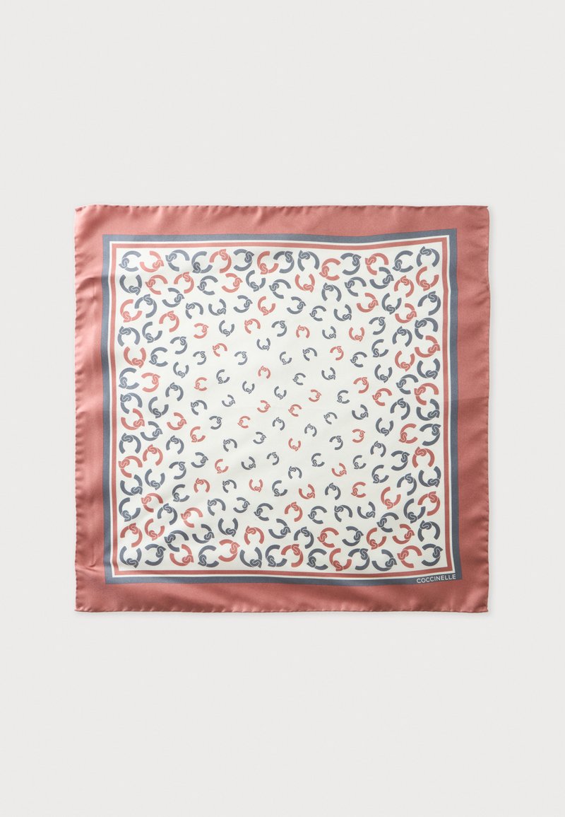 Foulard carré en soie avec des formes courbes corail et grises sur fond blanc, bordure corail et logo Coccinelle en bas à droite.