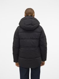 Črna prešita jakna z kapuco, z vzorcem šivov in rahlo oprijetim pasom. Hrbet ima gladko površino in mehak oprijem.