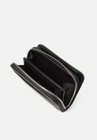 Portofel negru din piele cu închidere cu fermoar, având multiple sloturi pentru carduri și compartimente. Textură netedă și design minimalist.
