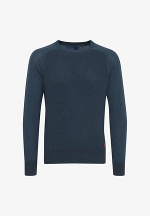 Tamno plavi pulover s teksturiranim pletenim uzorkom, rebrastim manžetama i donjim rubom, te dizajnom s okruglim izrezom. Ima malu oznaku s logom na dnu.