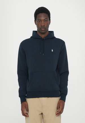 Sudadera azul marina de mezcla de algodón, con bolsillo tipo canguro, capucha ajustable con cordón y un pequeño logo blanco en el lado izquierdo del pecho.