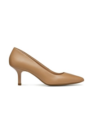 Décolleté in pelle beige con punta affusolata, tacco sottile e superficie liscia, caratterizzato da un design a scollatura bassa e dettagli di cucitura discreti.