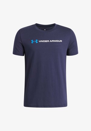 Dunkelblaues T-Shirt mit kurzen Ärmeln, blauem Under Armour Logo und weißem ""UNDER ARMOUR"" Schriftzug auf der Brust. Keine Person trägt es.