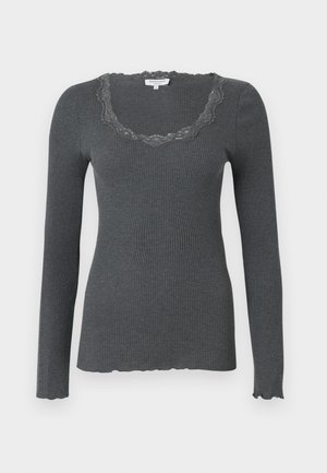 Rippenshirt mit langen Ärmeln in Dunkelgrau, mit einem gewellten Spitzen-Halsausschnitt und leicht ausgefranstem Saum. Hergestellt aus weichem, strukturiertem Material.
