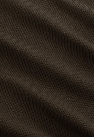 Ciemnobrązowa tkanina o żebrowej fakturze, z delikatnymi wzorami falistymi. Miękka i lekko puszysta powierzchnia, idealna na tapicerstwo lub odzież.