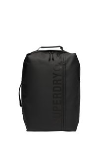 Zwarte waterdichte rugzak met een matte afwerking, voorzien van een opvallend verticaal logo, twee zijvakken en een handvat aan de bovenkant om te dragen.