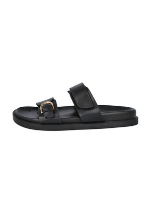 Sandalia negra tipo slide con dos tiras, una con hebilla dorada y la otra con cierre de velcro ancho, suela plana.