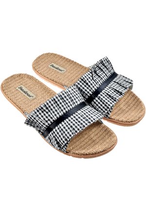 Sandalias deslizantes de cuadros en blanco y negro con una tira de tela con volantes, plantilla de yute texturizado y suela de goma para mayor agarre.