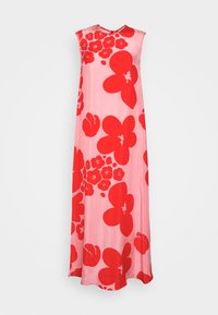 Un vestido maxi hecho de una suave tela rosa, con grandes patrones florales rojos. Diseño sin mangas con un escote redondo. Textura suave.