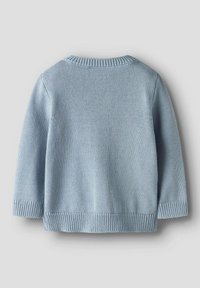 Himmelblauer Strickcardigan mit langen Ärmeln, rundem Halsausschnitt und geripptem Saum. Die glatte Textur hat ein einfaches Design, ohne Muster oder Akzente.