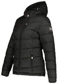 Giacca a vento nera con cappuccio, caratterizzata da una texture trapuntata, due tasche con zip e un patch con logo sulla manica sinistra.