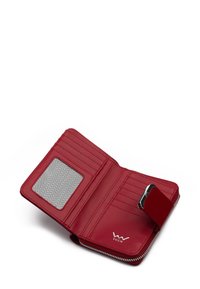 Červená kožená peněženka se zipovým uzávěrem, více přihrádkami na karty, průhledným oknem na doklady a texturovanou vnitřní podšívkou. Obsahuje logo značky.