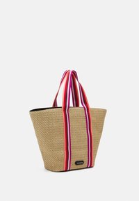 Tkaná slámová taška s růžovými a červenými pruhovanými držadly, která má prostorný otevřený vršek a ploché dno pro stabilitu.