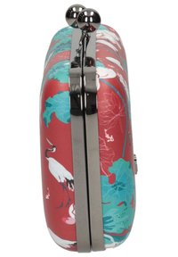 Pussilaukku punaisilla kukkakuviolla, jossa on sinisiä ja valkoisia kurki sisältäviä kuvioita, metallinen kiinnitys, sileä pinta ja pyöristetty muoto.