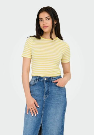 Gelb-weiß gestreiftes T-Shirt mit kurzen Ärmeln, kombiniert mit einem blauen Jeansrock mit einem vorderen Schlitz und Taschen.