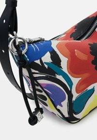 Borsa a tracolla colorata con motivo, realizzata in tessuto testurizzato, dotata di chiusura con zip, manico in pelle nera e dettagli in metallo argentato.