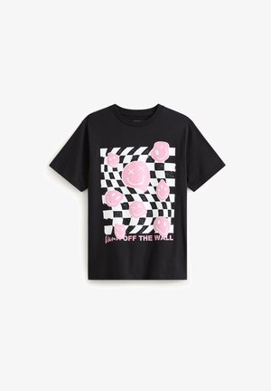 Camiseta negra de manga corta con tablero de ajedrez blanco y negro distorsionado y siete caras sonrientes rosas, texto "Vans Off The Wall" en la parte inferior.
