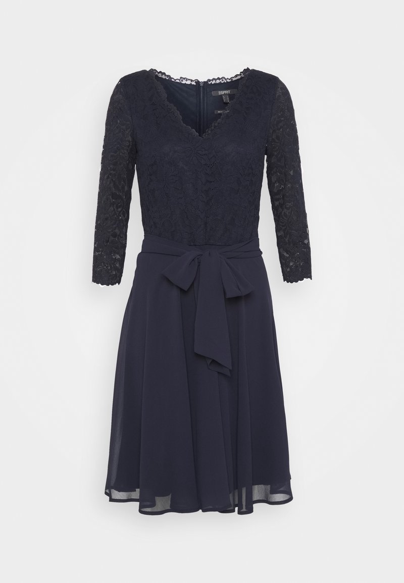 Robe bleu marine longueur genou avec corsage en dentelle et manches, décolleté en V et nœud à la taille, réalisée en tissu léger et fluide.