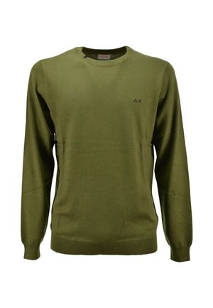 Maglione verde oliva a maniche lunghe con collo rotondo, con piccolo triangolo nero e logo X sul petto sinistro.