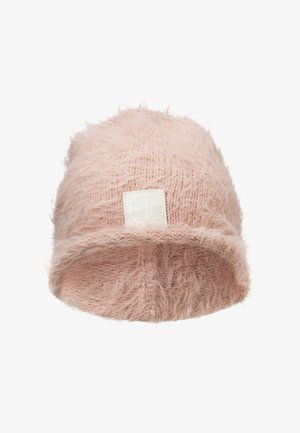 Pink fuzzy strikket hue med en tekstureret, blød finish og en foldet kant. Har et lille hvidt logo-patch på forsiden.