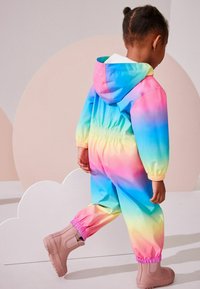 Kleurvol, gradient regenpak in pastelkleuren van roze, blauw en geel; bevat een elastische tailleband, capuchon en roze rubberen laarzen.