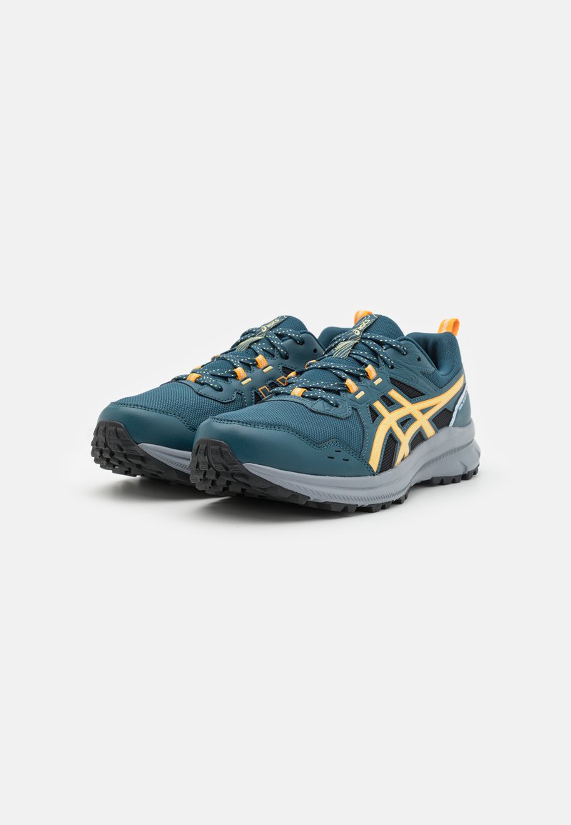 Baskets de course bleues avec des accents orange, tige en mesh texturé, semelle en caoutchouc, design à lacets et marquage ASICS bien visible sur les côtés.