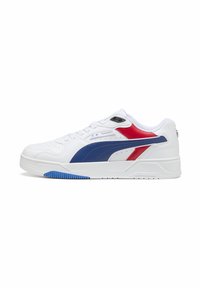 Weiße Sportsneaker mit blauen und roten Lederelementen, durchbrochenen Details, einer Gummisohle und einem gepolsterten Schaft für zusätzlichen Halt.