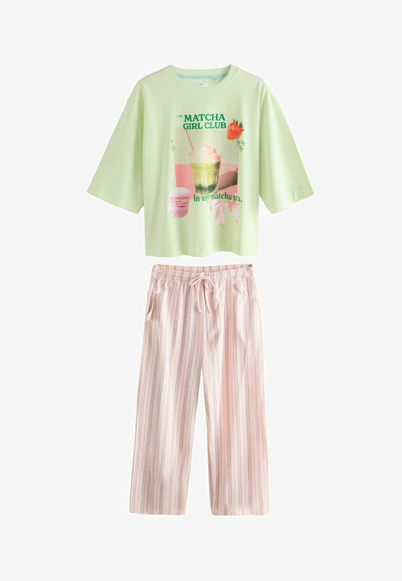 T-shirt oversize vert clair avec imprimé "Matcha Girl Club", macarons roses et ensemble pantalon rayé rose à cordon.