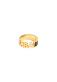 Anello in metallo dorato con la scritta audace "MBA" e un'inserzione di smalto nero. Il design è elegante con una superficie lucida.