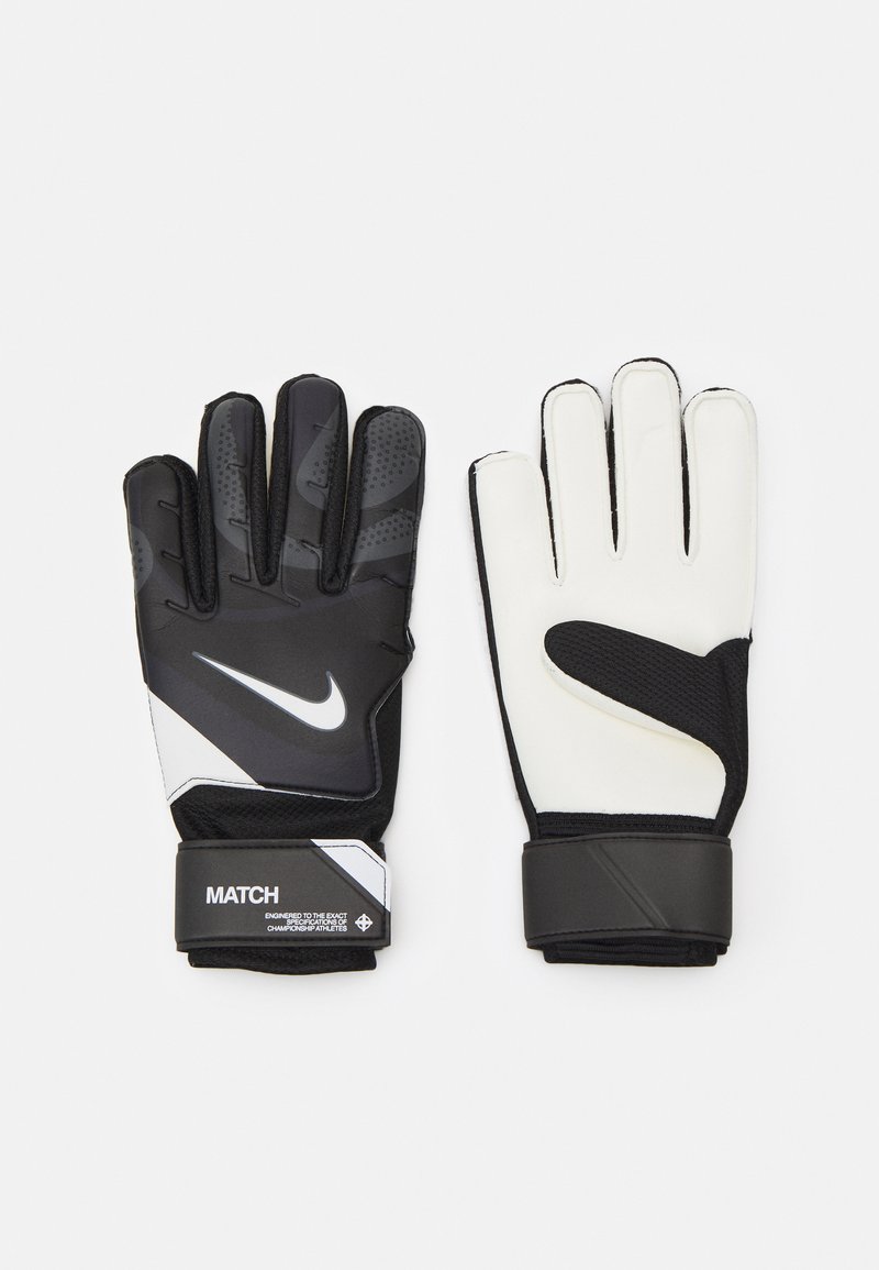 Guantes de portero en blanco y negro con una superficie texturizada, palma blanca contrastante, dedos acolchados y una correa de muñeca negra segura.