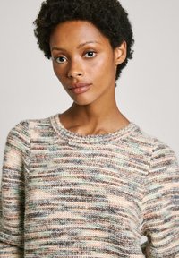 Maglione lavorato a maglia con scollo rotondo, in filato multi-colore testurizzato in tonalità pastello di rosa, verde e marrone, con una vestibilità ampia e dettagli a coste.