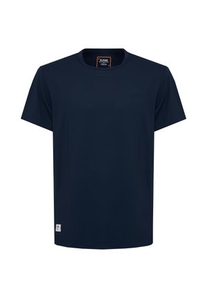 T-shirt blu navy a maniche corte con scollo girocollo, con una piccola etichetta bianca vicino all'orlo inferiore e un'etichetta del marchio all'interno del colletto.