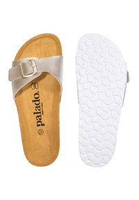 Sandal med rem i metalliskt guld med spänne. Mjuk gräddfärgad fotbädd och strukturerad vit gummisula. Enkelt och funktionellt design.