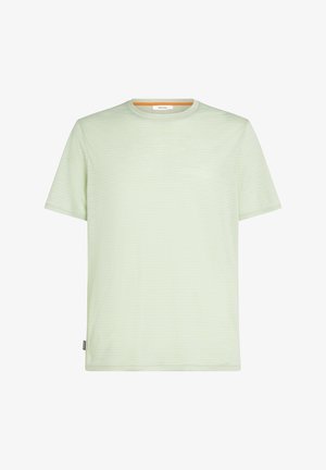 Ljusgrön kortärmad T-shirt i mjukt tyg, med ett subtilt randigt mönster och rundad halsringning. Etikett på den nedre sidan.