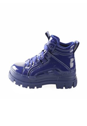 Højtopset, blank mørkeblå sneaker med tyk, rillet sål, polstret krave, snørebånd og trækstropper på tungens og hælens sider.