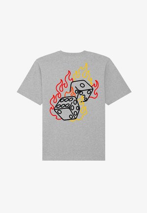 Grijs T-shirt met korte mouwen, voorzien van een afbeelding van twee dobbelstenen met zwarte omranding, omringd door rode en gele vlammen op de achterkant.