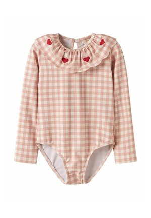 Langärmliger Body aus rosa-weißem Vichy-Karo mit Rüschenkragen und fünf kleinen roten Herzchen auf dem Halsausschnitt.