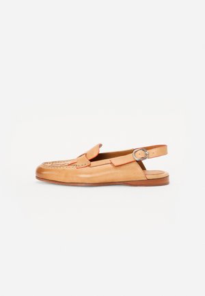 Tan læder slingback sko med en rund tå, dekorativ syning, en orange accent og en justerbar rem med en metalspænde.