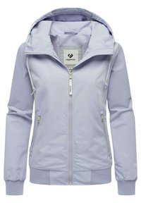 Lys blå jakke med glidelås foran, hette og elastiske mansjetter. Har en glatt tekstur, sidelommer og en logolapp på innsiden.