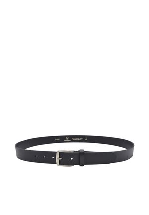 Czarny skórzany pasek ze srebrną prostokątną klamrą, pięcioma otworami regulacyjnymi i pętelką, przedstawiony na białym tle.